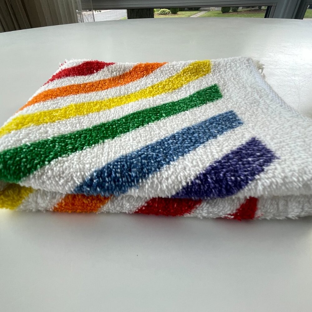 Vintage 1980s face towel, primary color zigzag print, fringed - Picture 7 of 7